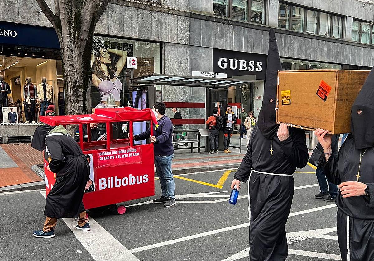 Trabajadores de Bilbobus se manifiestan por las calles de Bilbao.