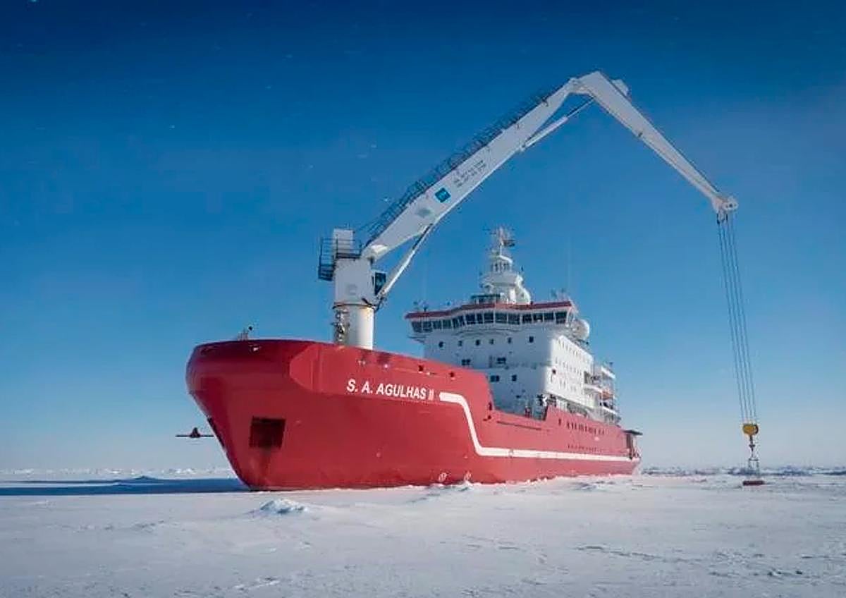 Imagen secundaria 1 - Hallado en 2022, el casco de la embarcación estaba en buen estado de conservación, a unos 3.000 metros de profundidad y a unos 7,5 km de la posición en la que el capitán Frank Worsley registró su hundimiento, en el mar de Weddel (68°39′S 59°34′O). El descubrimiento fue posible gracias al rompehielos Agulhas II
