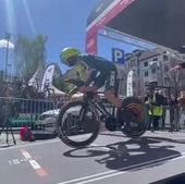 Así ha sido el despiste de Roglic en la llegada y la caída de Evenepoel