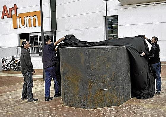 Trabajadores destapan la obra de Serra frente al Artium.