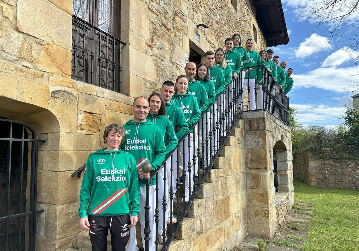 Los pelotaris posaron en la foto de familia en Astola (Abadiño).