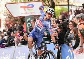 Etapa 3 de la Itzulia: Hermans se impone al sprint en Alsasua y Ayuso se cae a poco más de un kilómetro de la meta