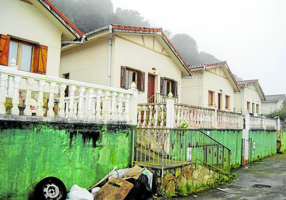 Viviendas de la urbanización Las Llamas II, en El Camino del Portillo de Argoños, tomadas por los okupas.