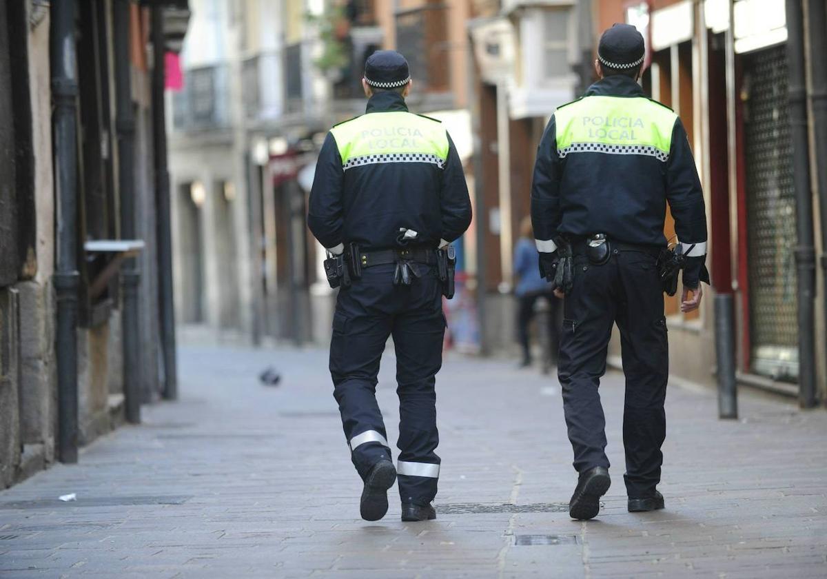 Tres detenidos en Vitoria por golpear a dos agentes que intentaban disolver una pelea multitudinaria