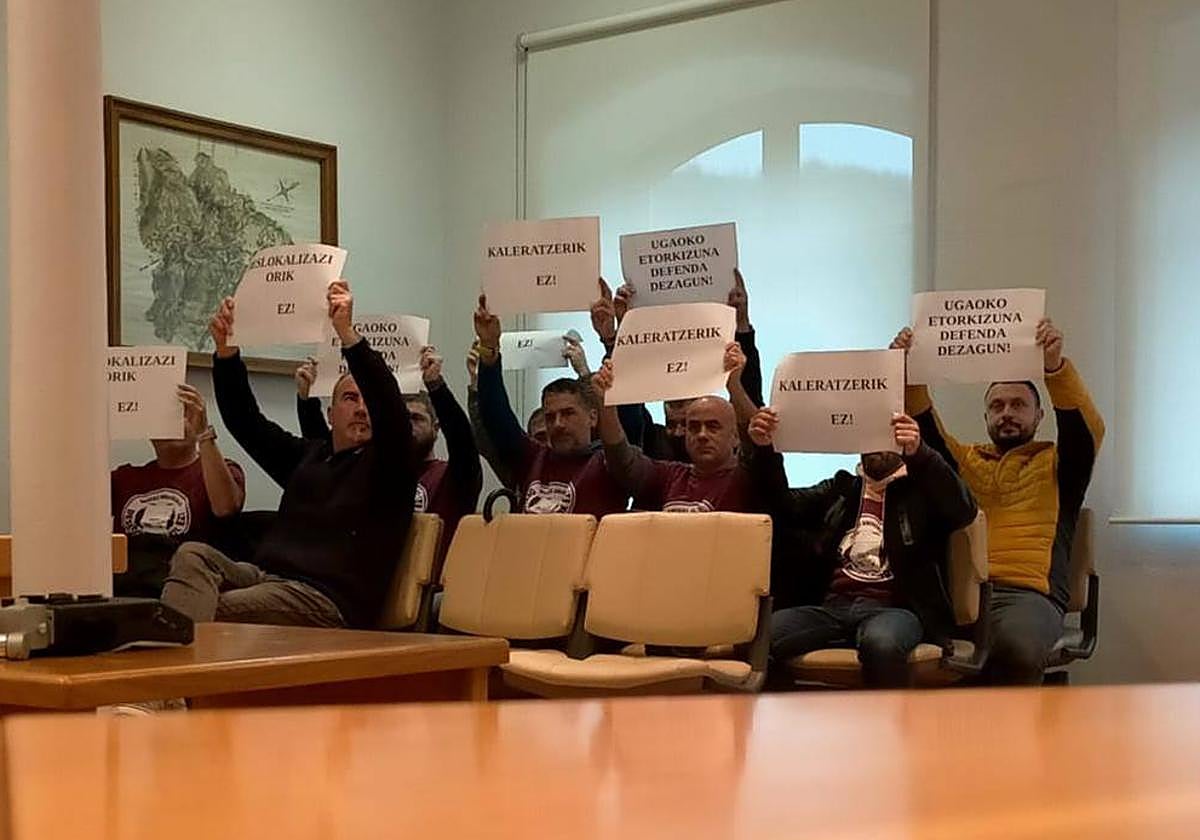 La última protesta de parte de la plantilla en el pleno de Ugao.