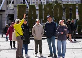 Un grupo de turistas visita la plaza de la Virgen Blanca.