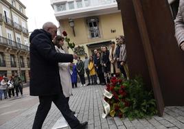 González y Etxebarria depositan sus rosas.