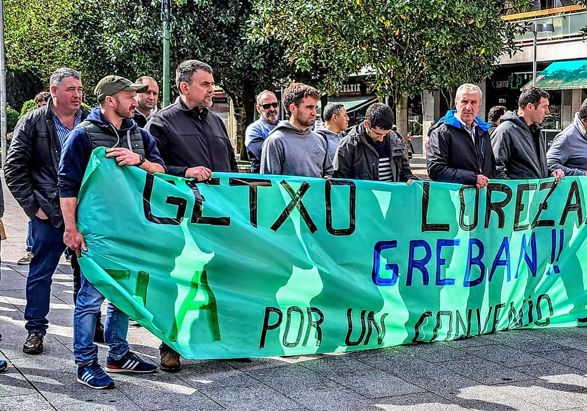 La plantilla en un acto de protesta celebrado en el centro de Algorta.