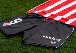 El Athletic 'mancha' el pantalón por primera vez y lucirá la publicidad de Vueling en la final de Copa