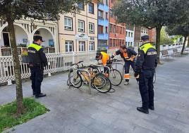 Los agentes municipales proceden a retirar las bicicletas abandonadas.