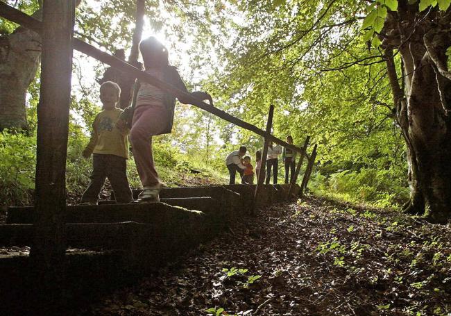 Niños disfrutan de la naturaleza en el bosque de Jugatxi.