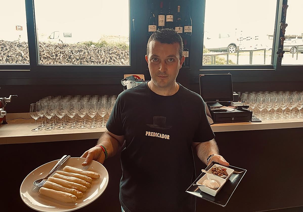 Atiende barra y mesas Ángel Muñoz, siempre atento a los detalles.