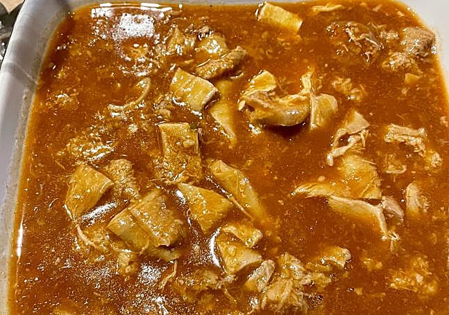 Abundante ración de patas y morros guisado.