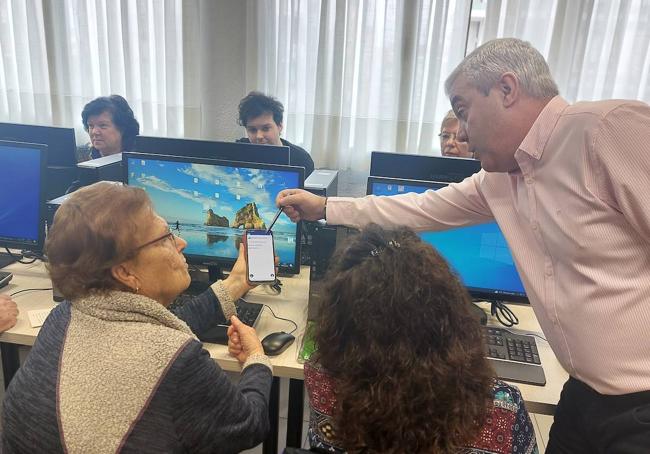 Juan da directrices a Teresa sobre el uso del teléfono.