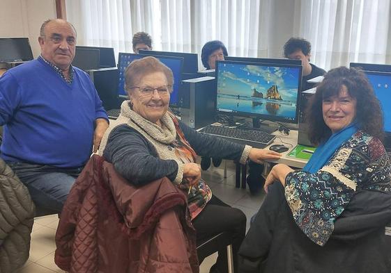 Martín de la Fuente, Teresa Gómez y Paki Palma, en una de las sesiones en el centro de mayores de San Jorge.