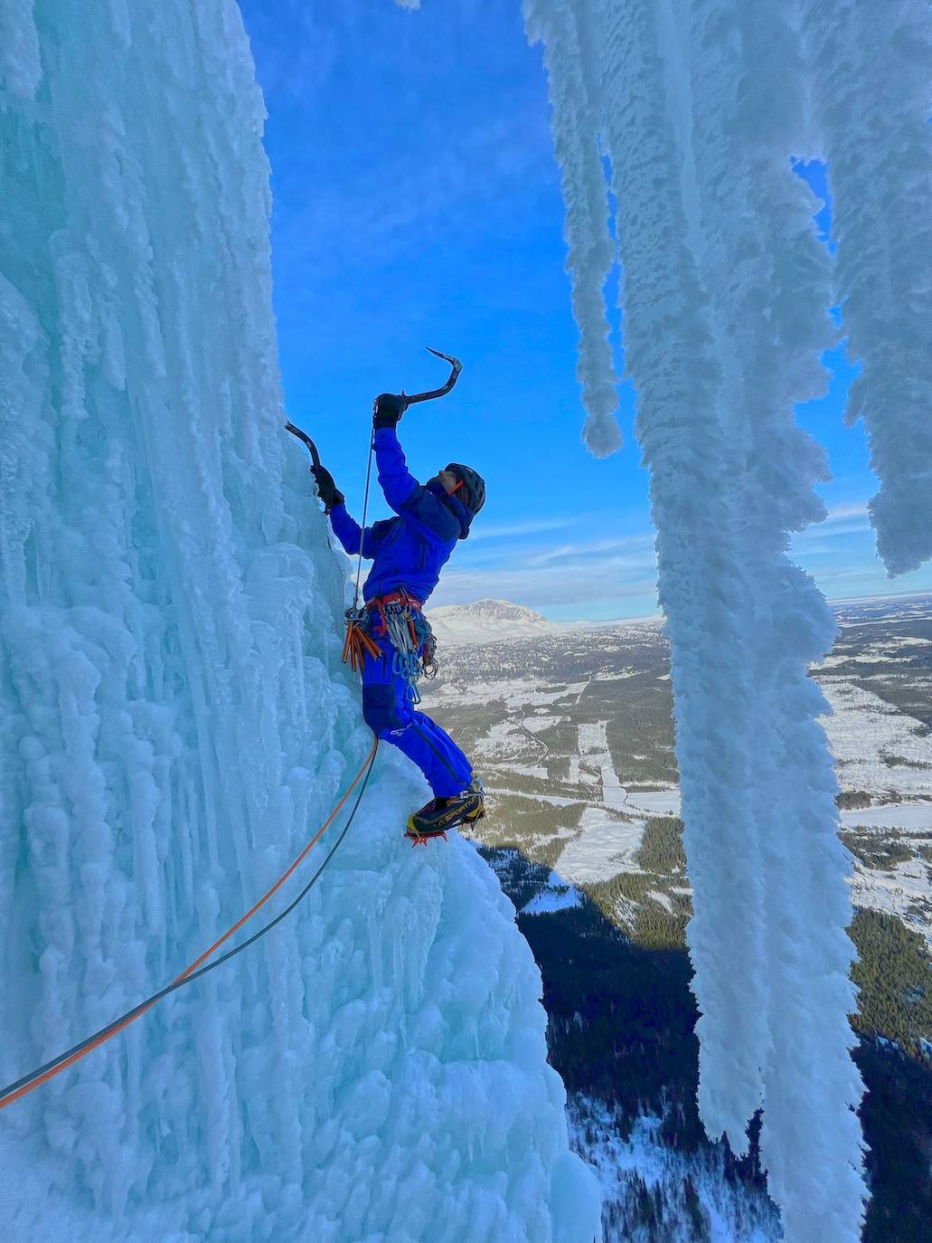 Imagen secundaria 2 - Los Pou escalan el muro de Juego de Tronos