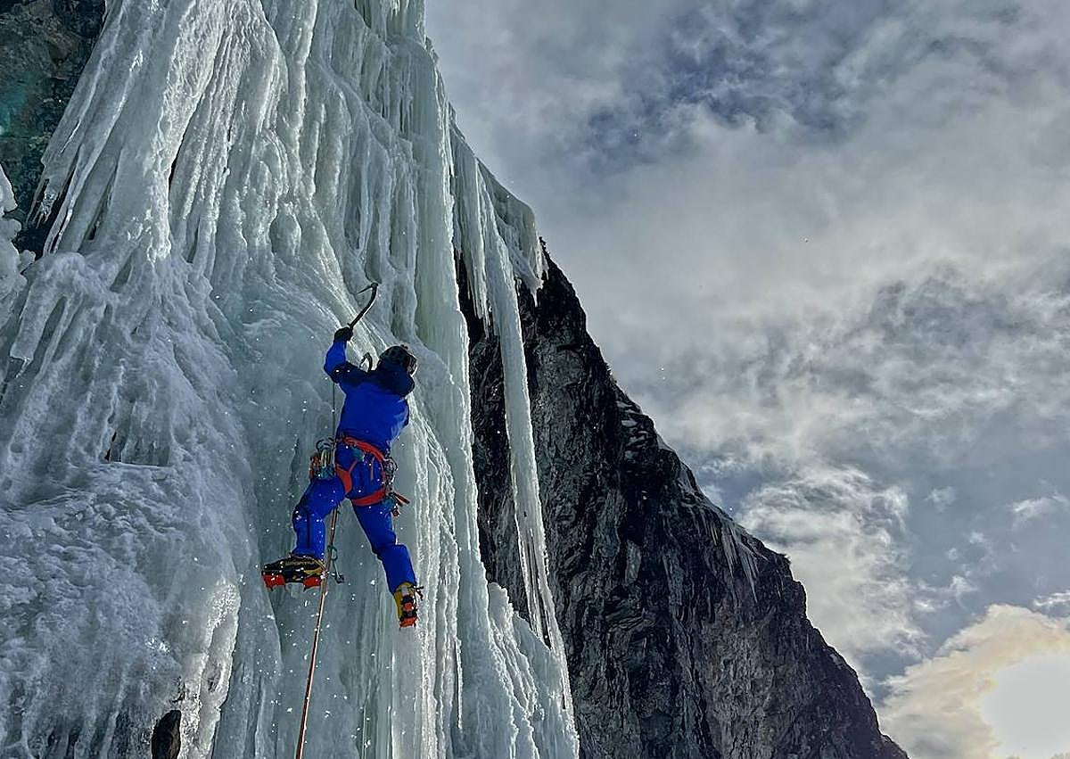 Imagen secundaria 1 - Los Pou escalan el muro de Juego de Tronos
