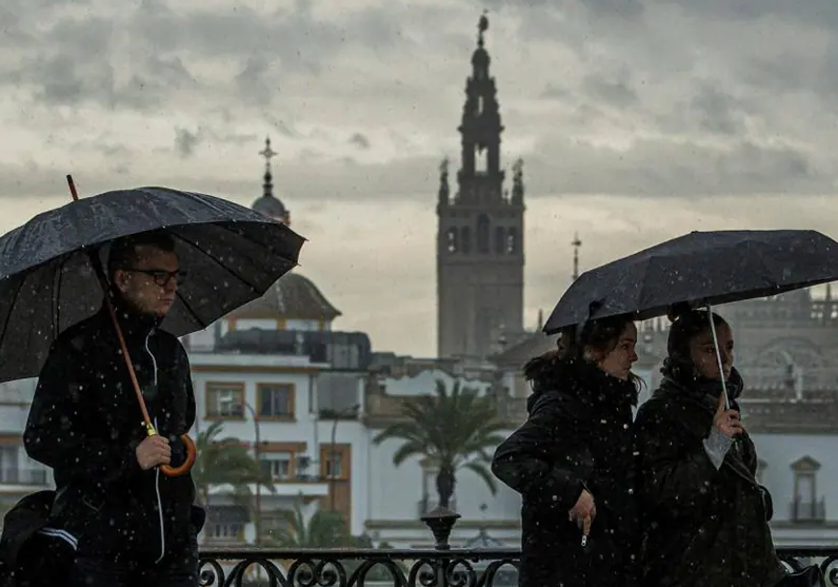 Aemet actualiza su previsión para el sábado en Sevilla y... ¡ojo, que podría llover!