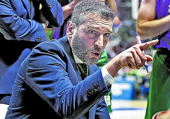 Ibon Navarro da instrucciones durante un tiempo muerto.