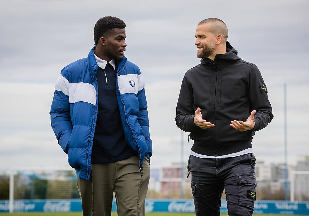 Owono y Laguardia charlan sobre el césped de Ibaia.