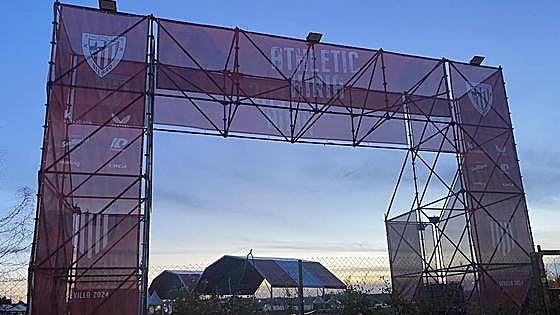 La Athletic Hiria ultima su puesta a punto: así avanza el montaje de la 'fan zone' rojiblanca en Sevilla