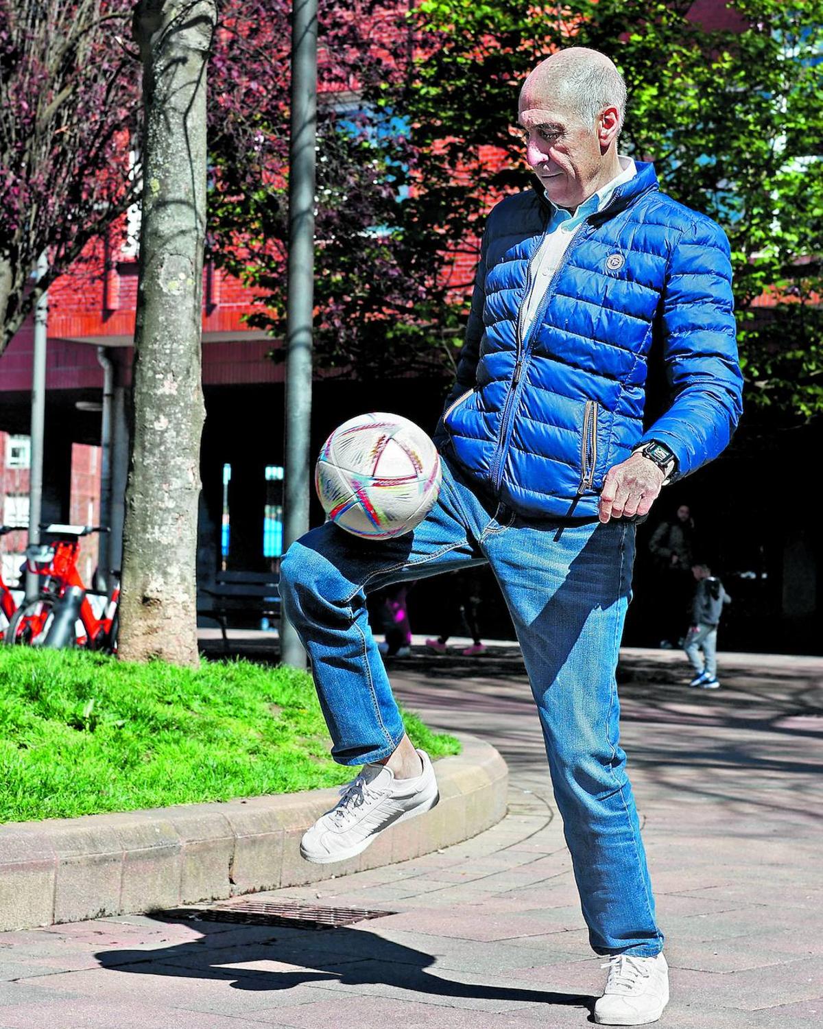 Manolo Sarabia juega con la pelota en un parque de Algorta a pocos días de la final de La Cartuja.