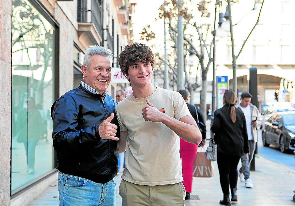 Un joven se fotografía con Aguirre en Palma.