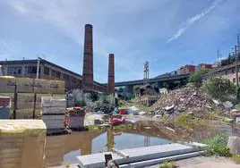 Imagen de parte de la vieja zona industrial, donde una de las antiguas chimeneas, que formó parte de los hornos Hoffman, será conservada.