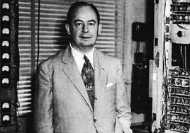 Von Neumann en 1952, junto al ordenador instalado en el Instituto de Estudios Avanzados de Princeton.