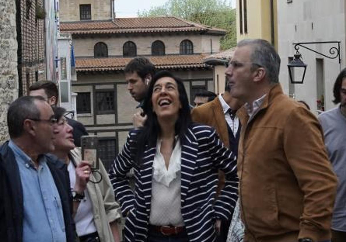 Amaia Martínez y Javier Ortega Smith, junto a una simpatizante, en Vitoria.