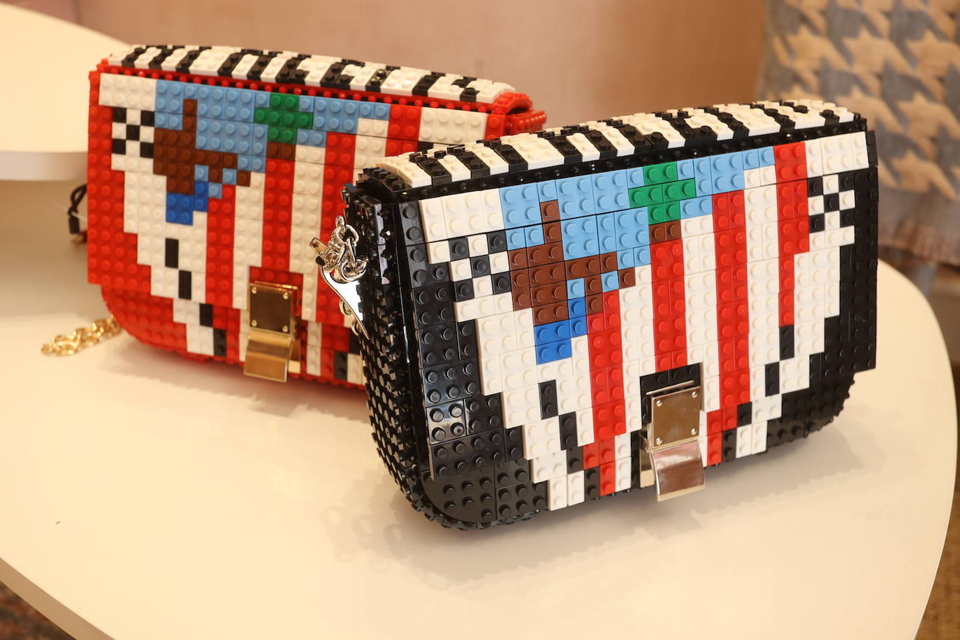 El bolso &#039;pijo&#039; del Athletic hecho con piezas de Lego por una diseñadora de Zamora