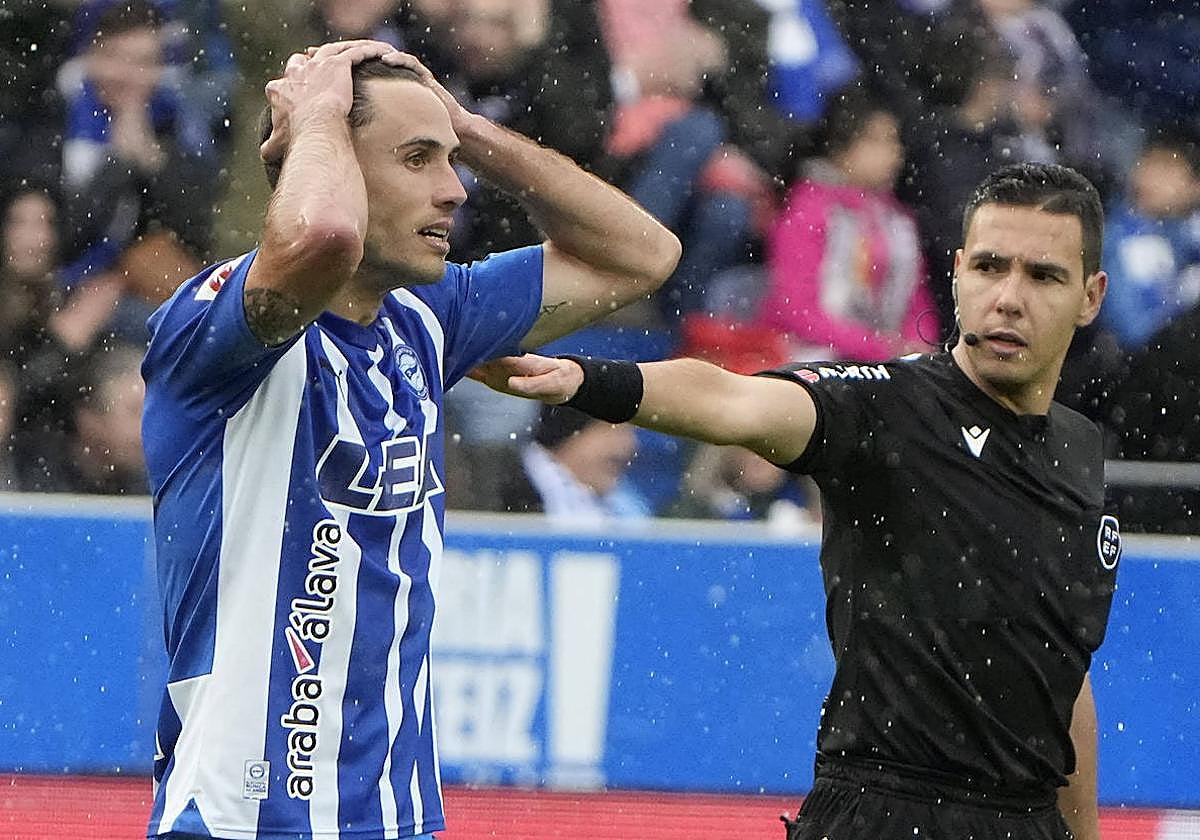 Guevara se lamenta durante el derbi.