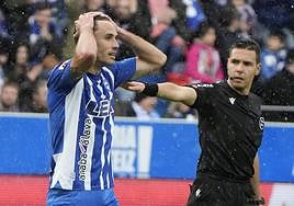 Guevara se lamenta durante el derbi.