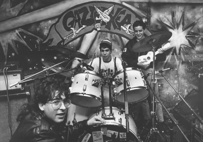 Jovenes tocando en el Gaztetxe del Casco Viejo de Bilbao en 1992.