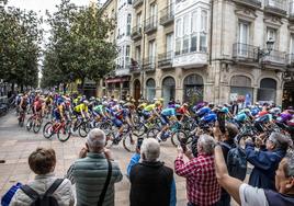 Los ciclistas a su paso por la calle Dato.