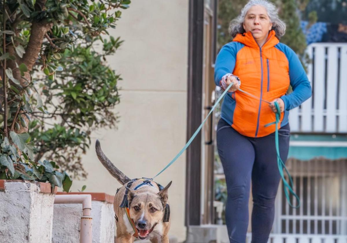 La educadora canina Loli Cal con uno de sus perros entrenados para el rescate de personas.