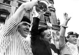 La celebración. Daniel Ruiz Bazán, Pedro Aurtenetxe y Javier Clemente alzan la Copa en el Ayuntamiento de Bilbao.