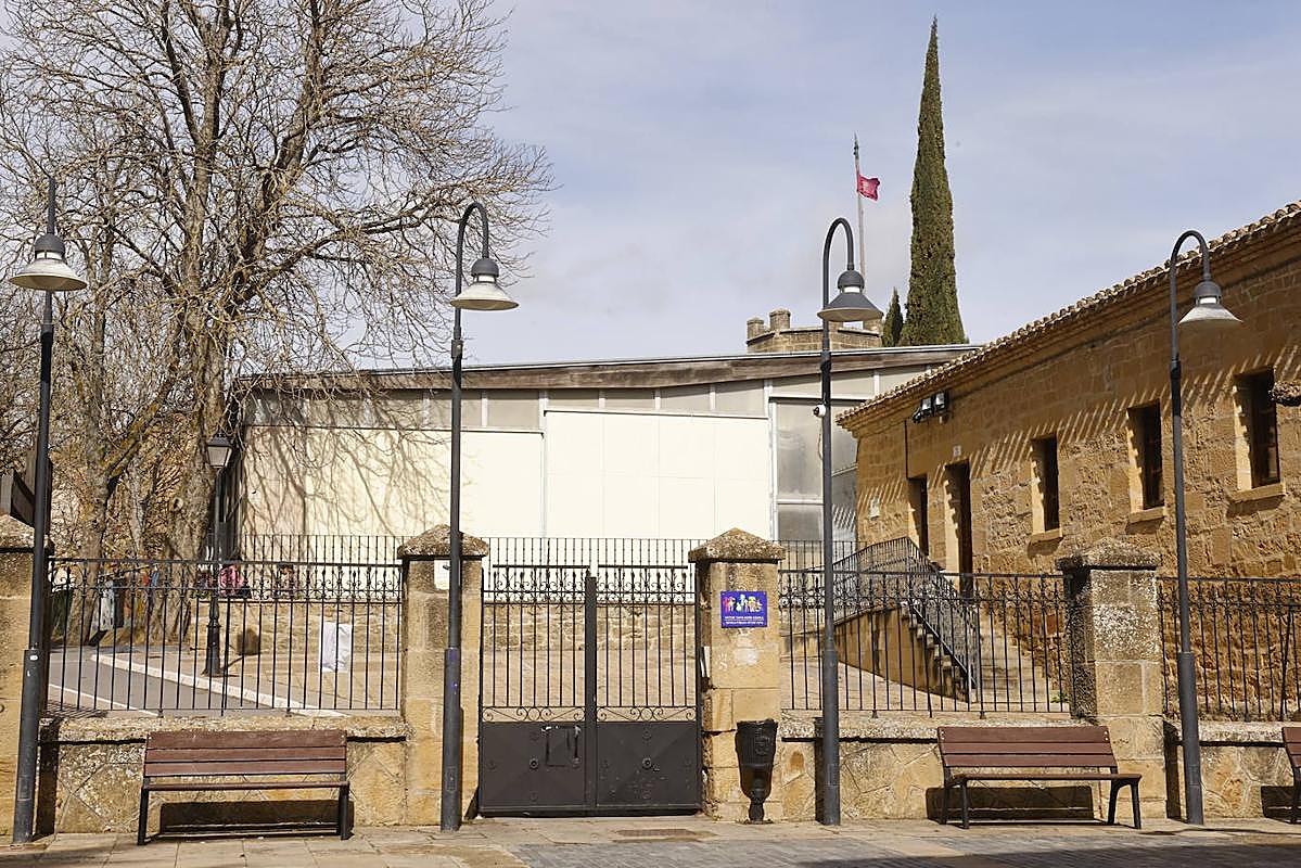 Colegio de Laguardia, donde se ha propuesto colocar un aseo que esté abierto hasta las diez de la noche.