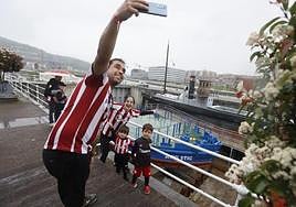 Aficionados aprovechan la mañana de domingo para fotografiarse con la gabarra
