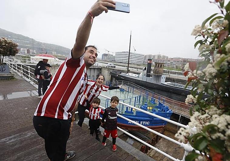 Aficionados aprovechan la mañana de domingo para fotografiarse con la gabarra