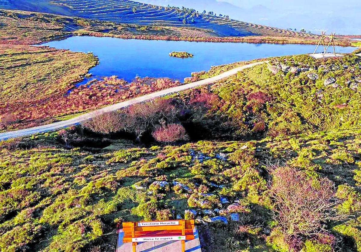 Las dos estructuras gigantes se encuentran junto a uno de los pozos de Noja y ofrecen espectaculares imágenes del horizonte.