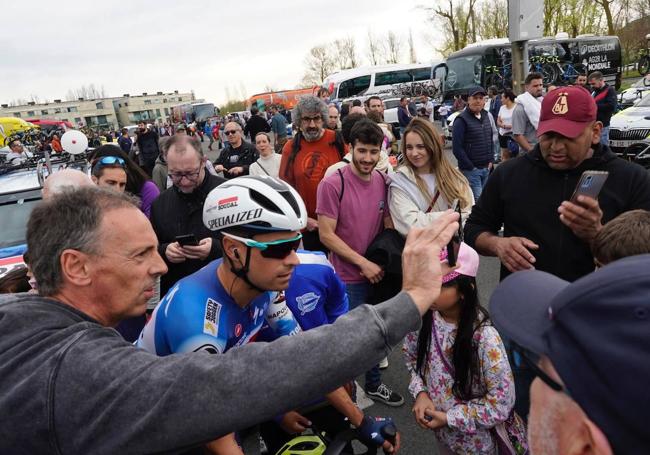 Un aficionado se hace una foto con Mikel Landa.