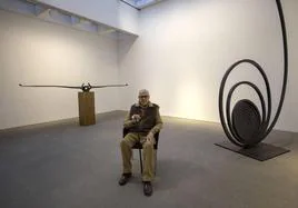 El escultor Martín Chirino en la galería Marlborough de Madrid en 2018.
