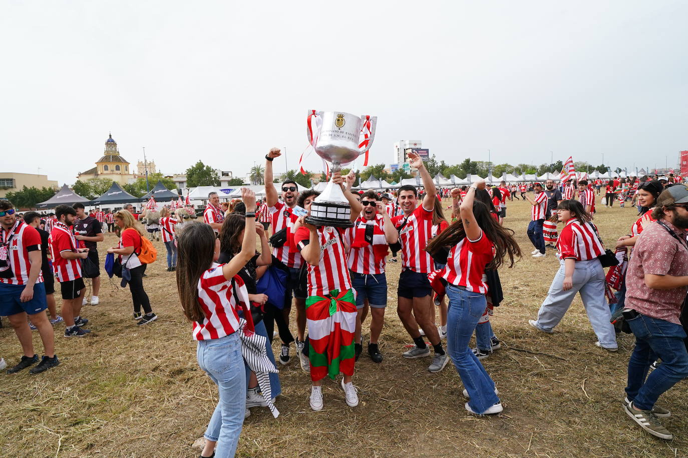 Las fotos de la final: la afición se vuelca con el Athletic en Sevilla