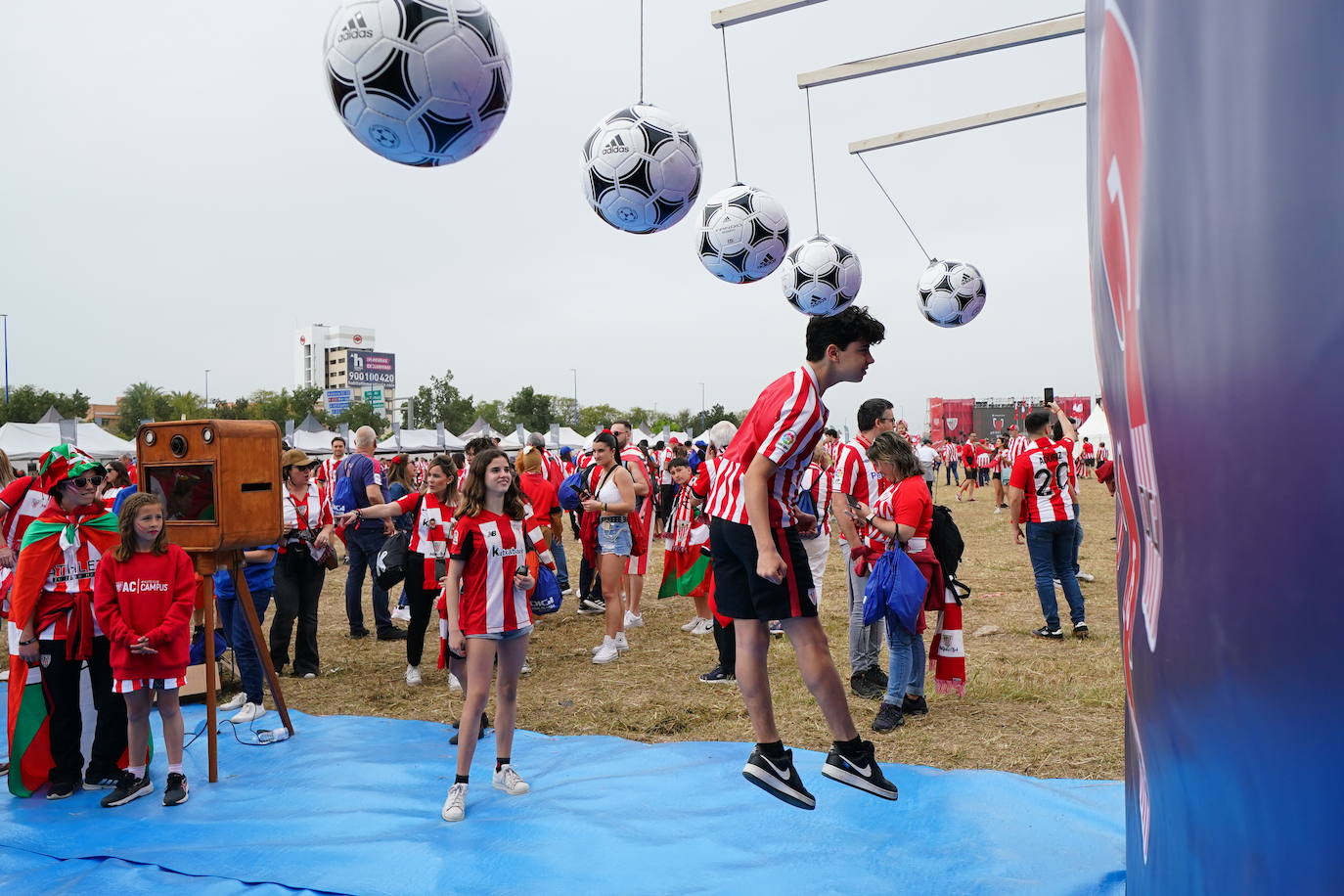 Las fotos de la final: la afición se vuelca con el Athletic en Sevilla