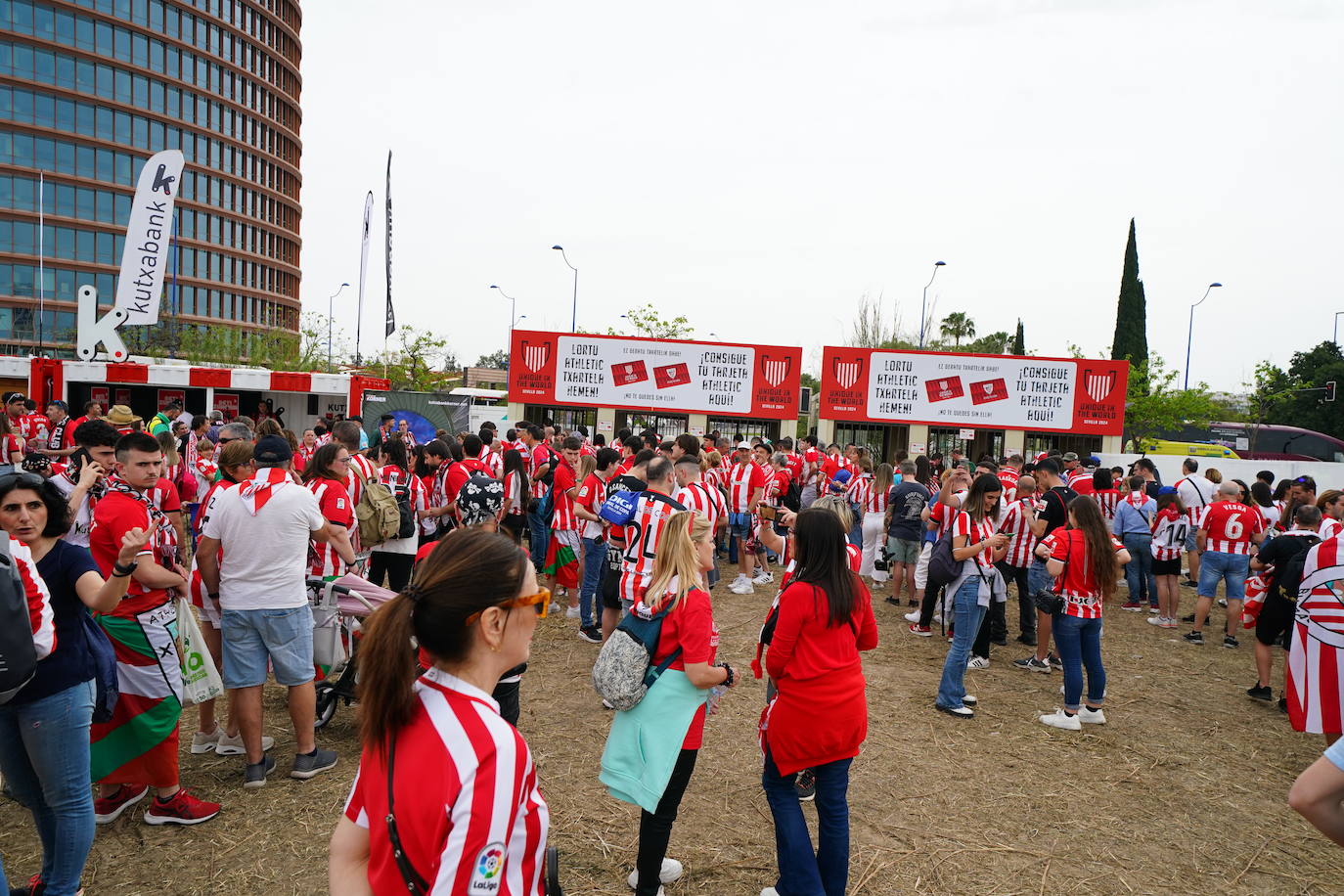 Las fotos de la final: la afición se vuelca con el Athletic en Sevilla