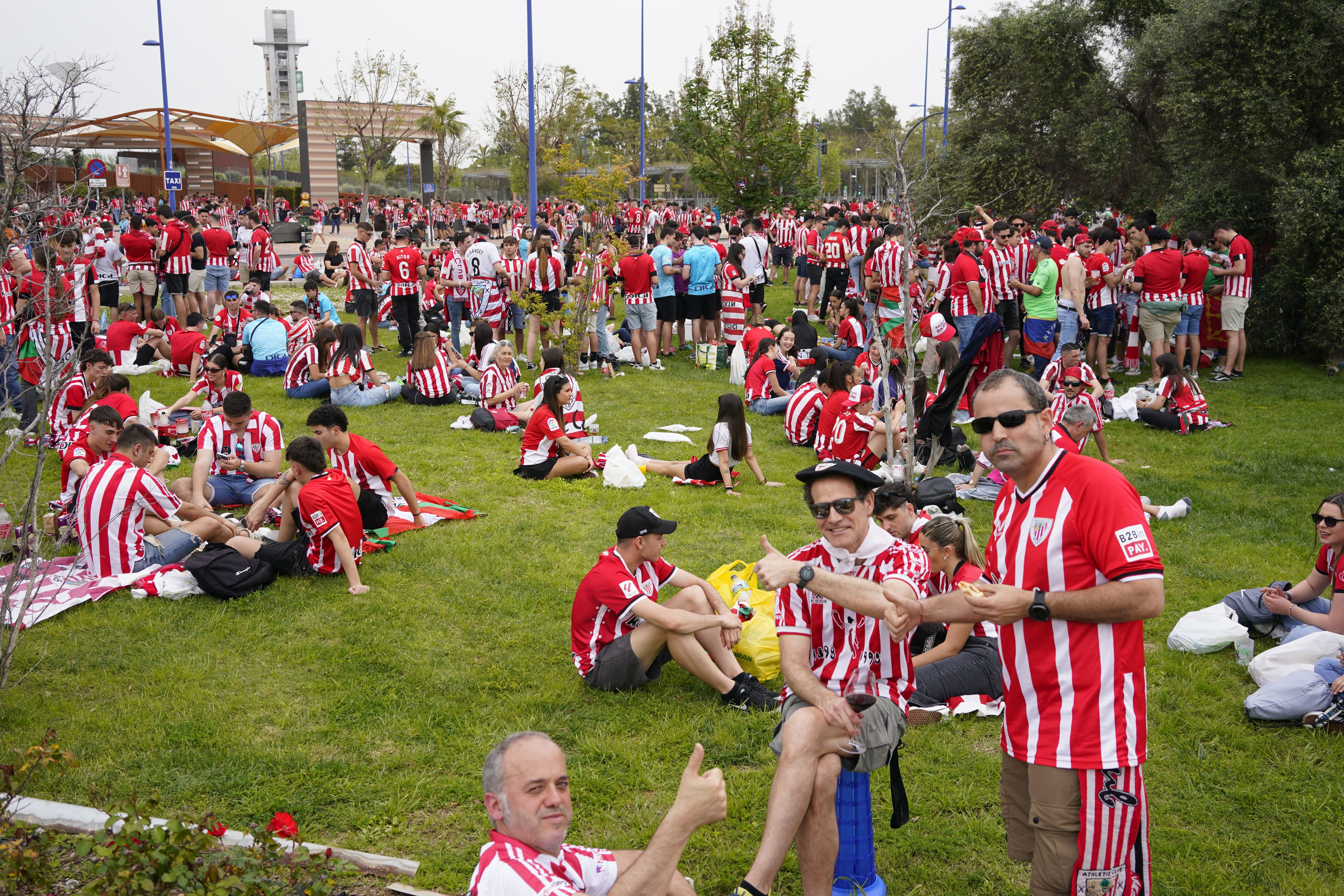 Las fotos de la final: la afición se vuelca con el Athletic en Sevilla