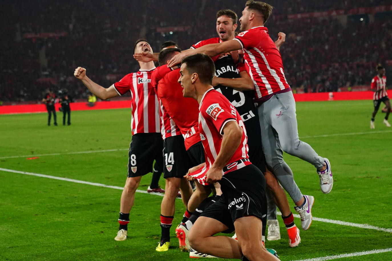 El Athletic y la afición celebrán la Copa en Sevilla