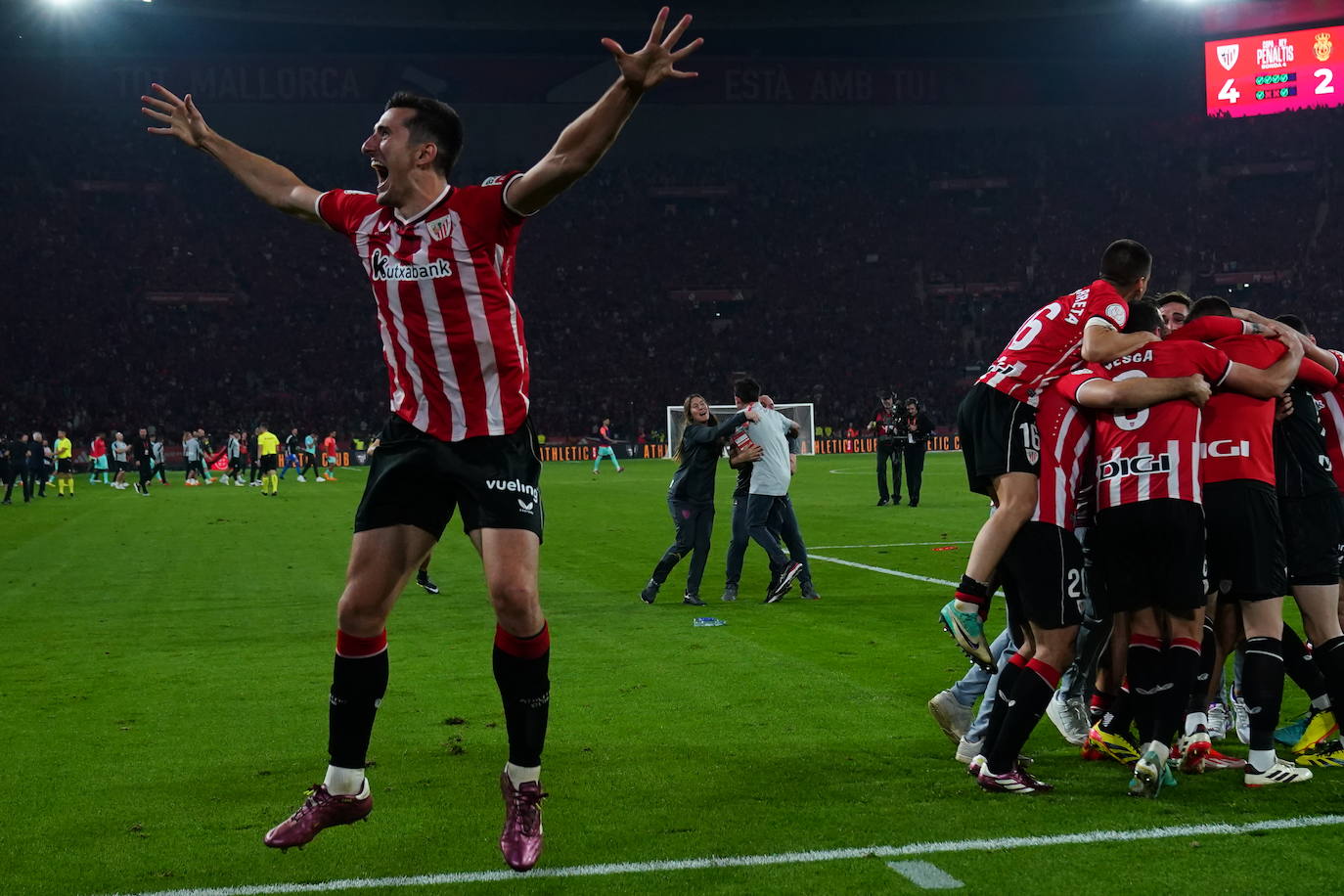 El Athletic y la afición celebrán la Copa en Sevilla