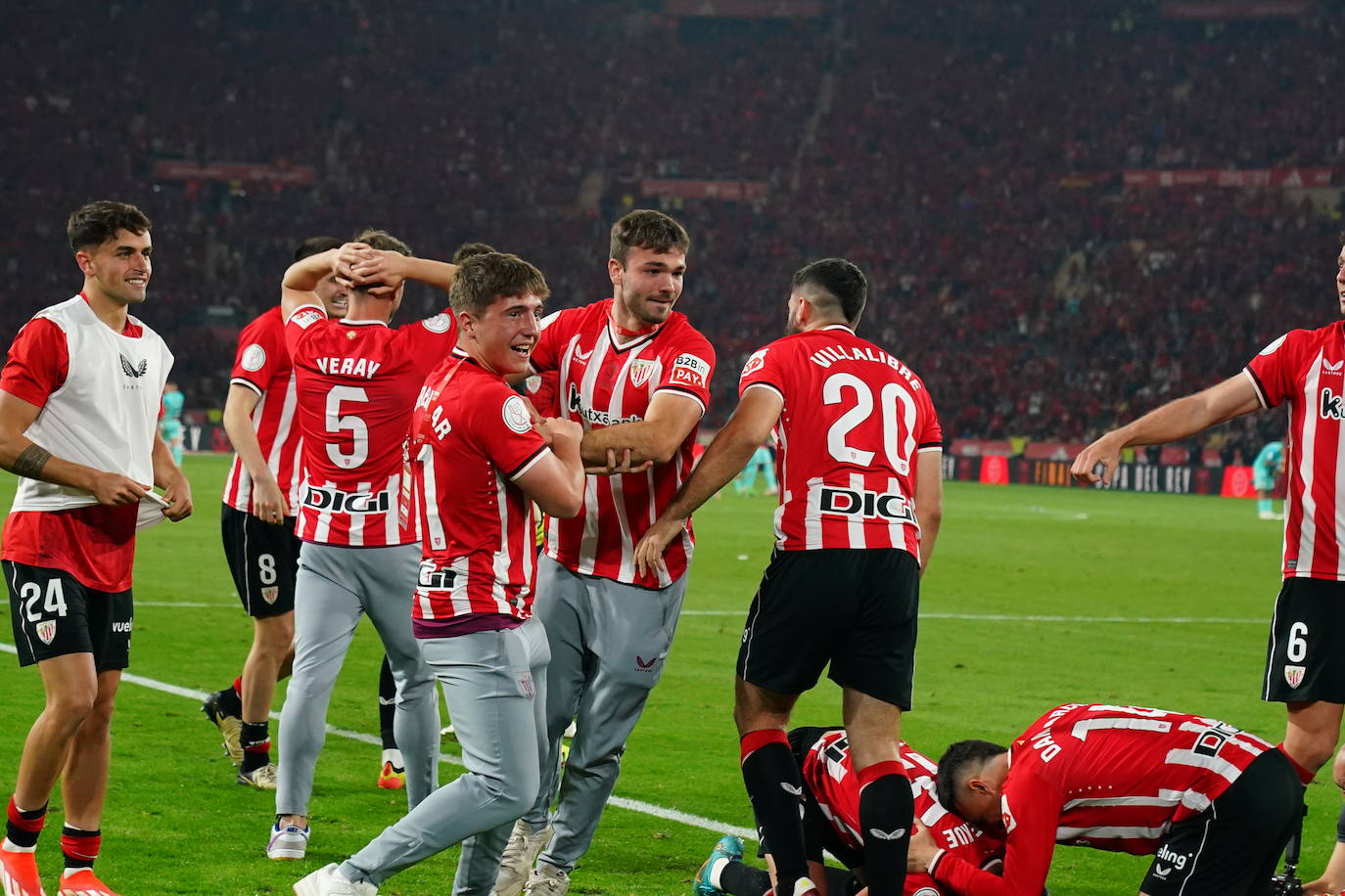 El Athletic y la afición celebrán la Copa en Sevilla